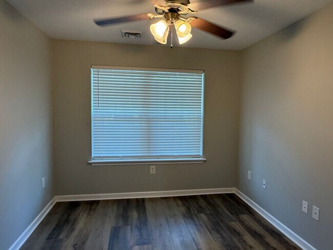 Building Photo - Immaculate 3/2bath one level unit- ETSU Campus