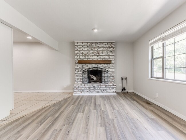 Building Photo - 3 Bedroom 1 Bath Home w/ 2 car garage in Shawnee