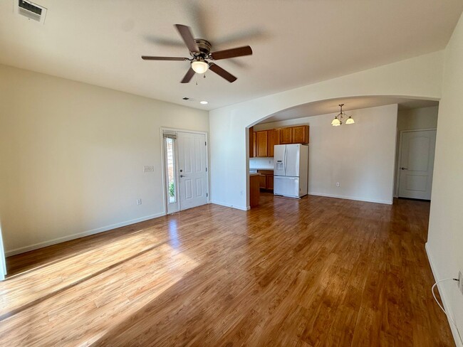 Building Photo - MUST SEE 2 Bed/2 Bath Condo in the Lakeshore at Centerra!