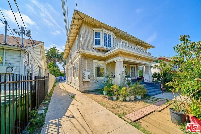 Building Photo - 1347 Valencia St