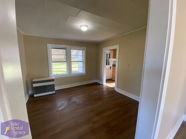 Building Photo - Quaint Cottage Walking Distance to Downtown West Jefferson