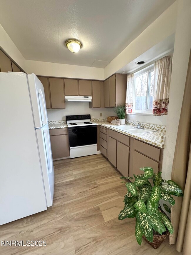 Building Photo - 827 Belli Dr