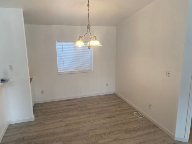 Building Photo - Updated 3 Bedroom / 2 Bath Mobile Home on ...