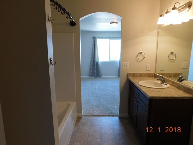 Building Photo - Modern Comfort in Lincoln Commons Communit...