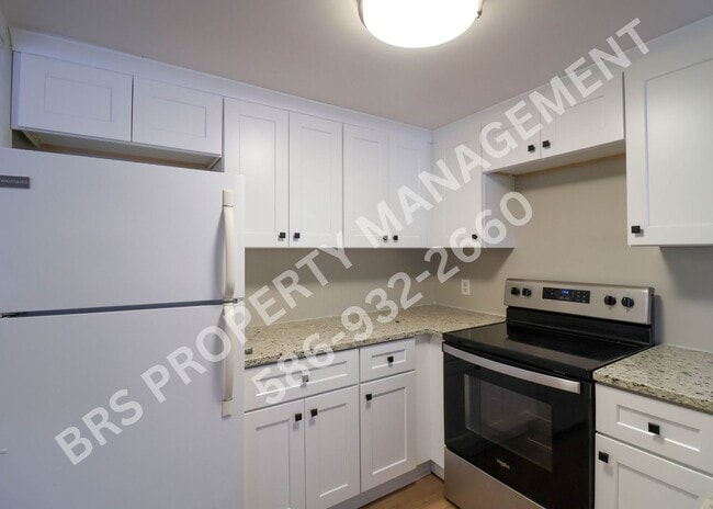 Building Photo - JUST REDUCED!!!!  1 Bed, 1 Bath House In Rochester Hills