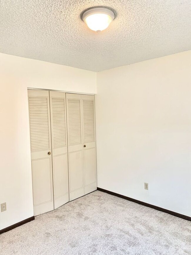 Building Photo - Large Two-Bedroom Apartment with Private H...