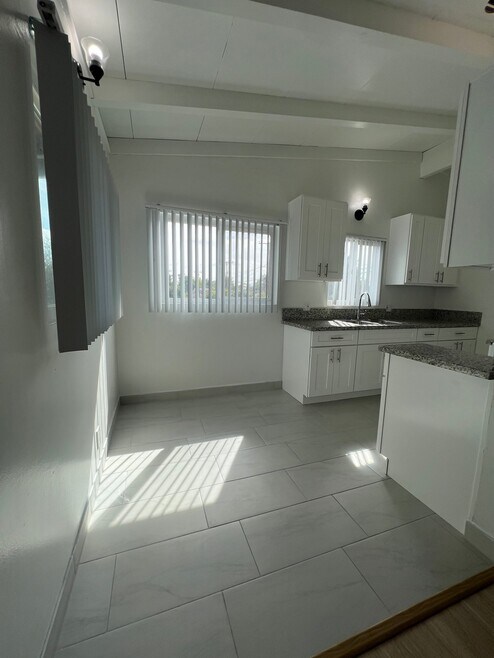 Building Photo - 1102 W Broadway