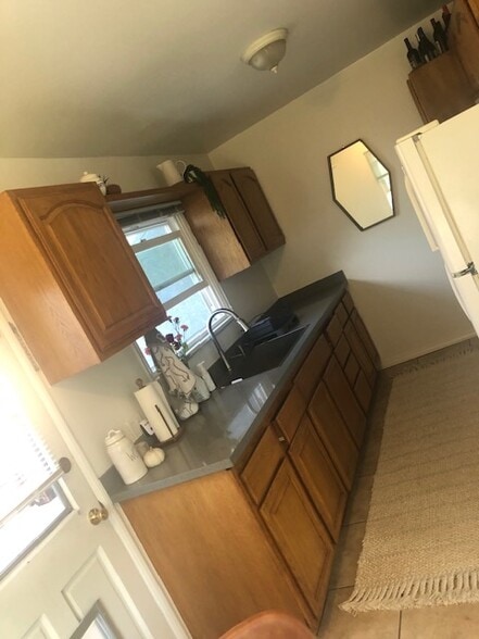 kitchen - 9068 Lucerne Ave