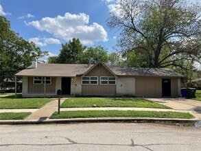 Building Photo - 3 BR/2.5BA | Updated Single Family Home | Gated backyard