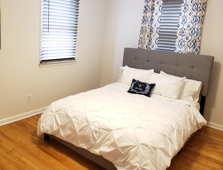 Queen Bed - 1509 E High St