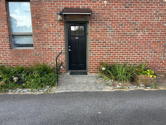 Building Photo - 1BR/1.5BA Downtown FURNISHED Apartment