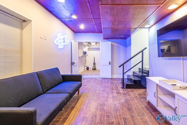 Building Photo - 702 Chambers Dr NE