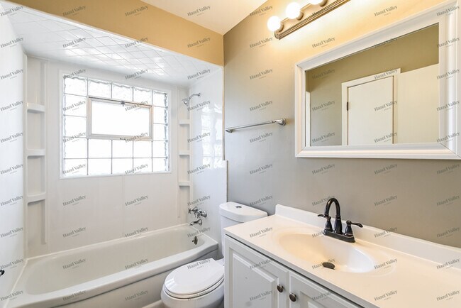 Building Photo - 30 Manor Dr