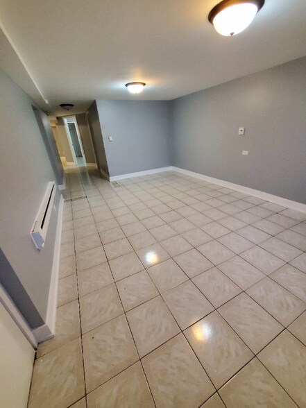 Building Photo - 6440 W Montrose Ave