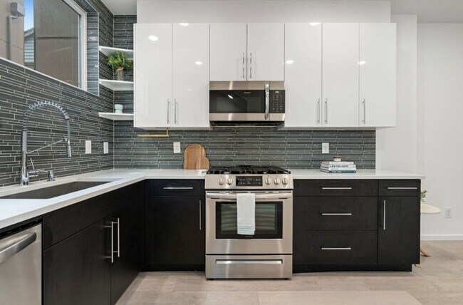 Building Photo - 5915 B California Ave SW-