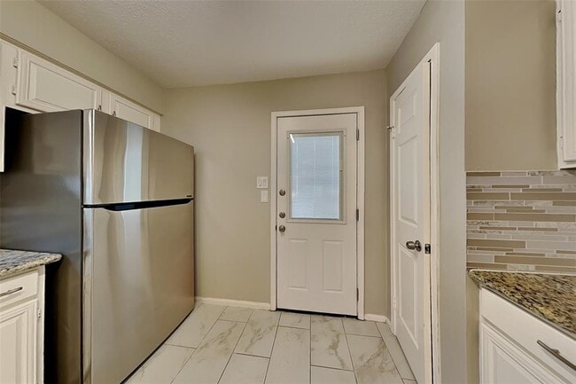 Building Photo - 2615 Silver Falls Dr