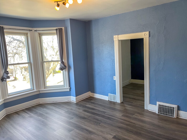 Endless possibilities await in this spacious living room. - 1534 N Marshall St