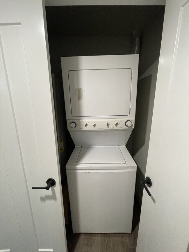 Building Photo - Modern 2 Bedroom Condo