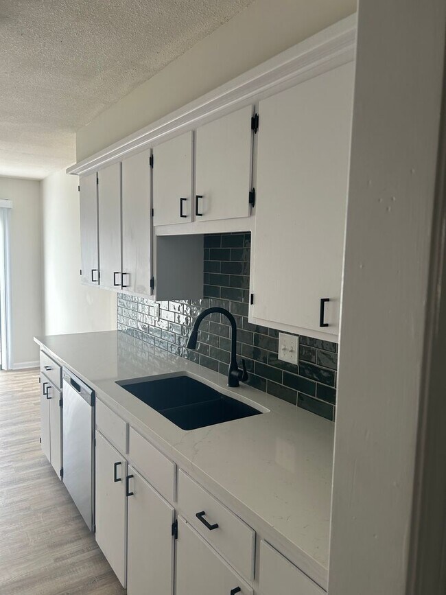 Building Photo - 1208 N Brunswick Ln