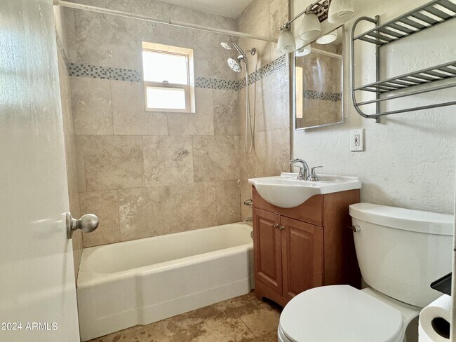 Building Photo - 731 W 12th Pl