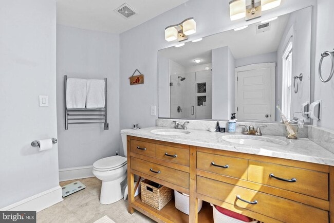 Building Photo - 102 E Linden St