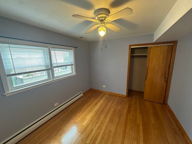 Building Photo - 2023 W Balmoral Ave