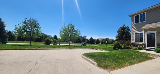 Building Photo - Rare 3 bedroom, 2.5 bathroom rental home w...