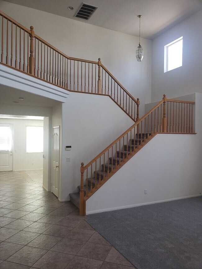 Building Photo - Large 4 BR + Office/Den in Gated Comunity - South Temecula