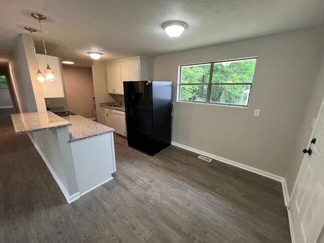 Building Photo - 724 Lanford Rd