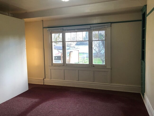 Building Photo - Large 4 bed/2 bath Farm House on River Rd. MOVE IN SPECIAL!