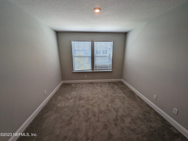 Building Photo - 251 Dahlia Falls Dr