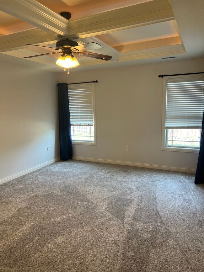 Building Photo - 3 bedroom, 2 bathroom, 2 car garage, single family home located on the south of town