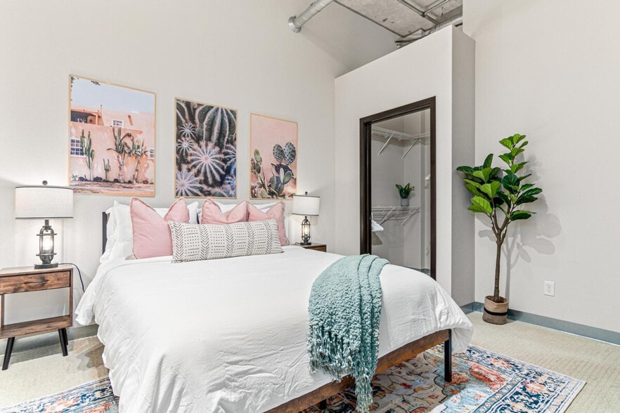 Building Photo - 301 N 7th Ave