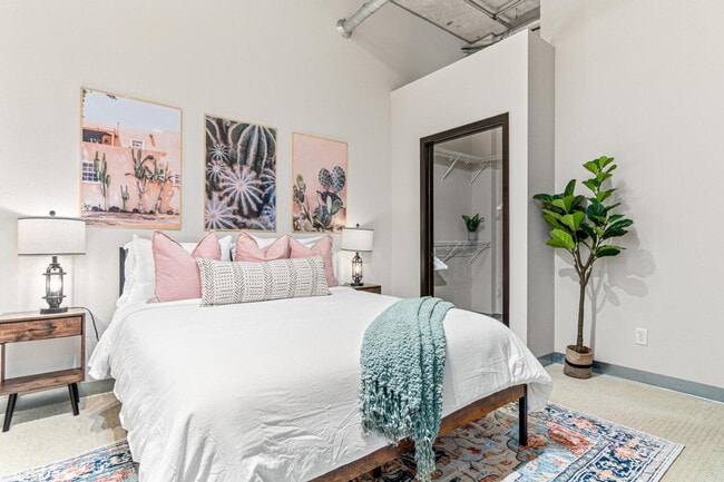 Building Photo - 301 N 7th Ave