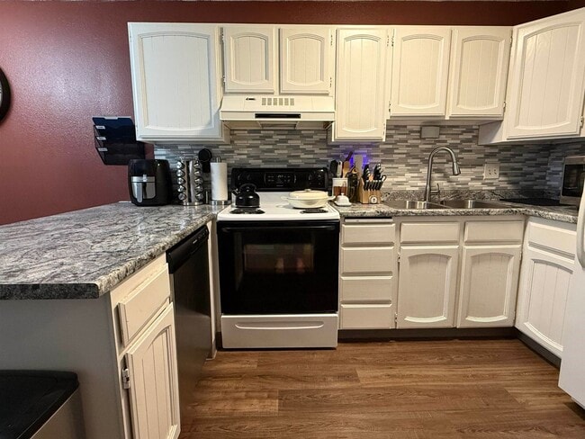 Building Photo - Century 21 Gold Rush - 2 Bed / 1 Bath Condo – West Fairbanks
