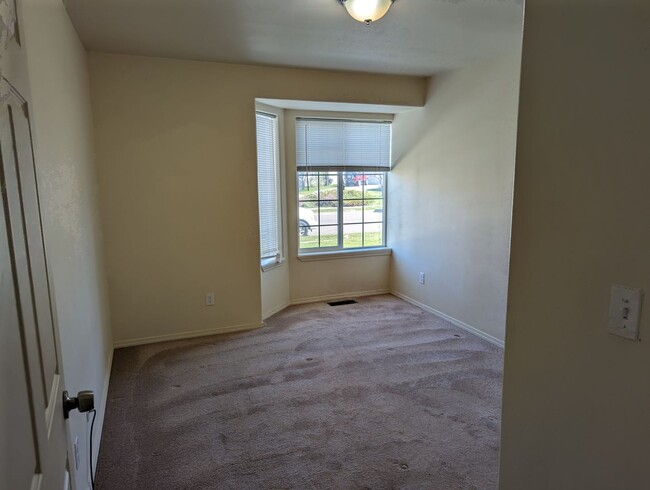 Building Photo - Nice 3 Bedroom 2 Bathroom Condo