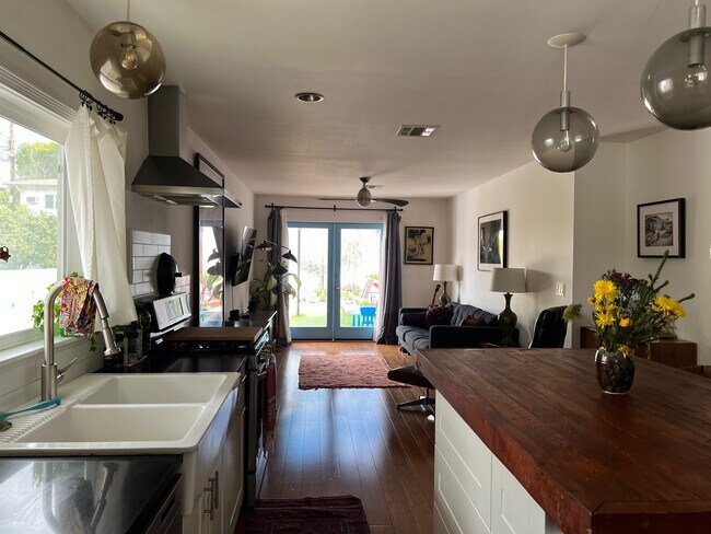 Building Photo - 310 Newland St