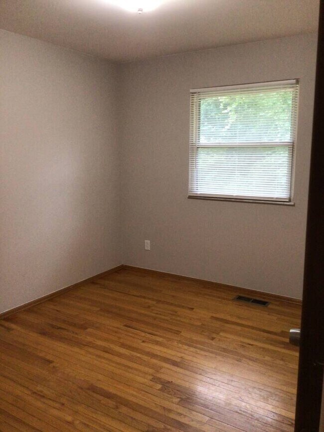 Building Photo - An elegant rental home in Saint Louis!