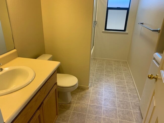 Building Photo - 2 Bedroom, 1 Bath apartment