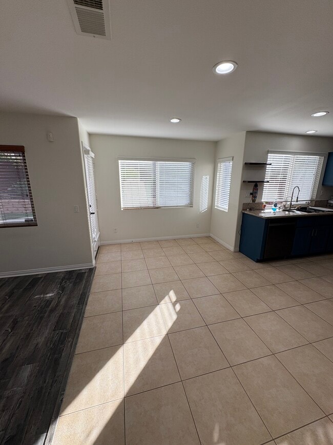 Building Photo - 871 Via La Venta