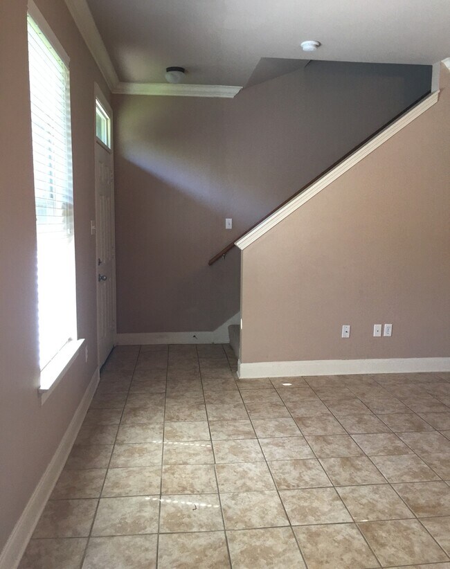 Building Photo - Gated Townhome Close to LSU, LSU bus route...