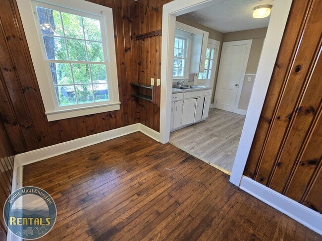 Building Photo - 310 Ridge St NW