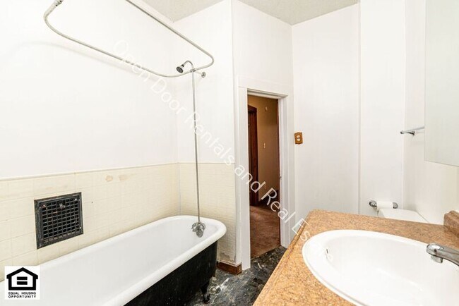 Building Photo - 112 W 2nd St