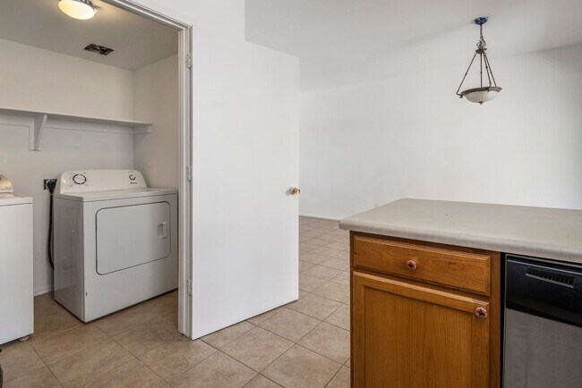 Building Photo - Beautiful 3 bedroom patio home with open f...