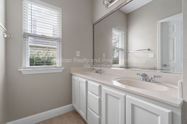 Building Photo - 4301 Hidden Lakes Dr