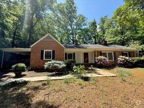 Building Photo - Beautiful 3 Bed 2 Bath Home Located Right ...