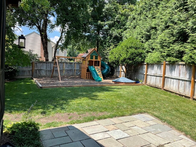 Building Photo - A Perfect Blend of Comfort and Convenience
