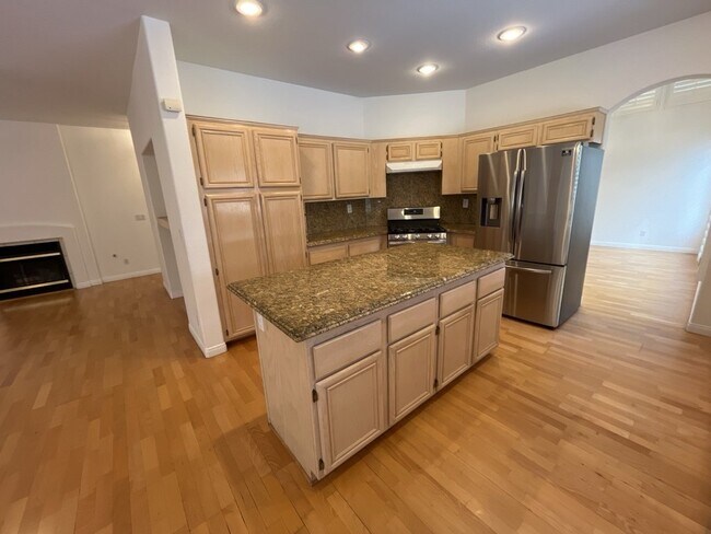 Building Photo - GET READY FOR SUMMER IN THIS BEAUTIFUL 5 BEDROM 3 BATHROOM HOME WITH A STATE OF THE ART APPLIANCE...
