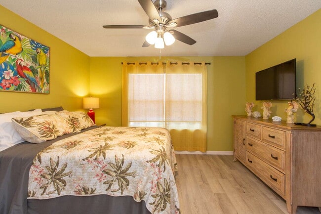 Building Photo - This tasteful decorated home features 3 be...