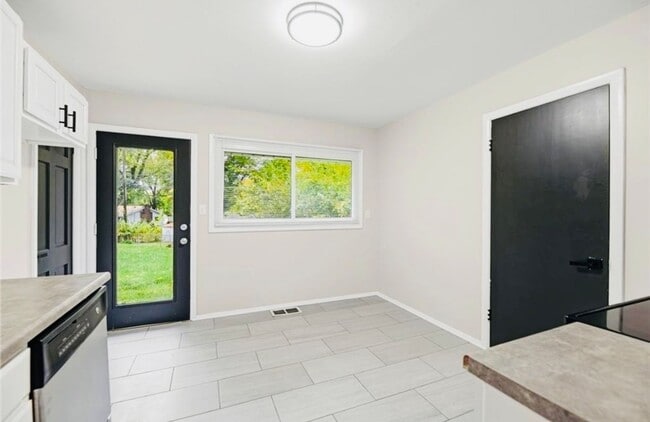 Building Photo - Stunning 3 bed 1 bath Ranch House